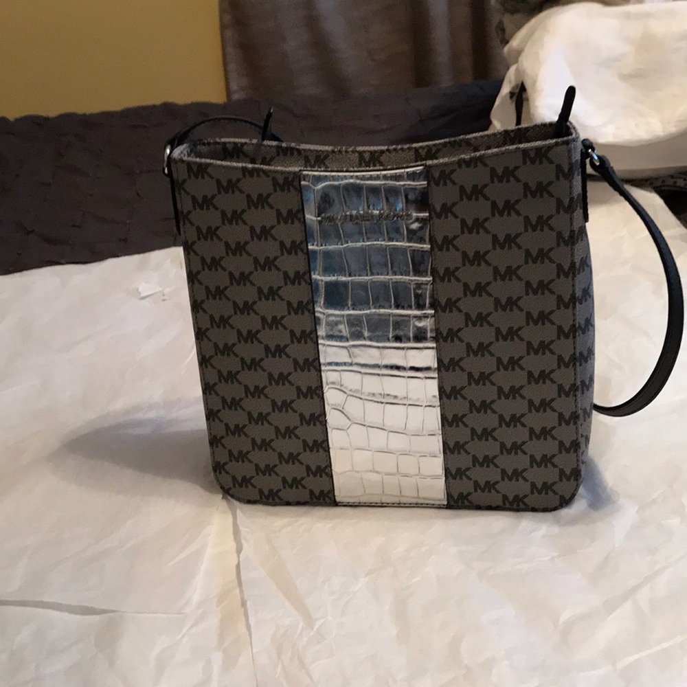 Michael Kors Large Messenger Bag - Picture 3 of 6